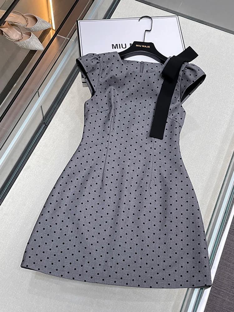 Women's high waist polka dot dress, trapeze skirt style, with waist knot and volant sleeves, for work, spring summer