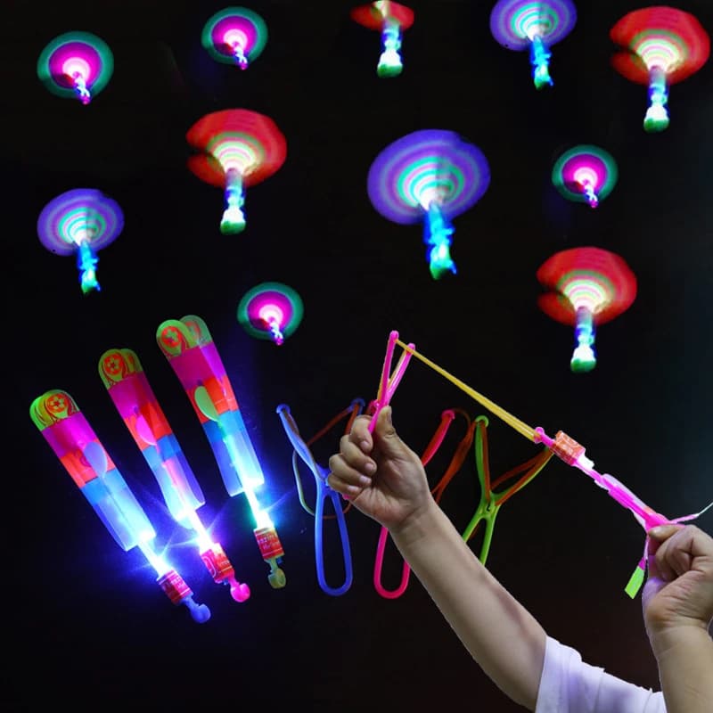 Nuovo fantastico giocattolo leggero all'aperto Freccia Razzo Elicottero Giocattolo volante Luce a LED Giocattoli Regali divertenti per feste Elastico Catapulta Regalo