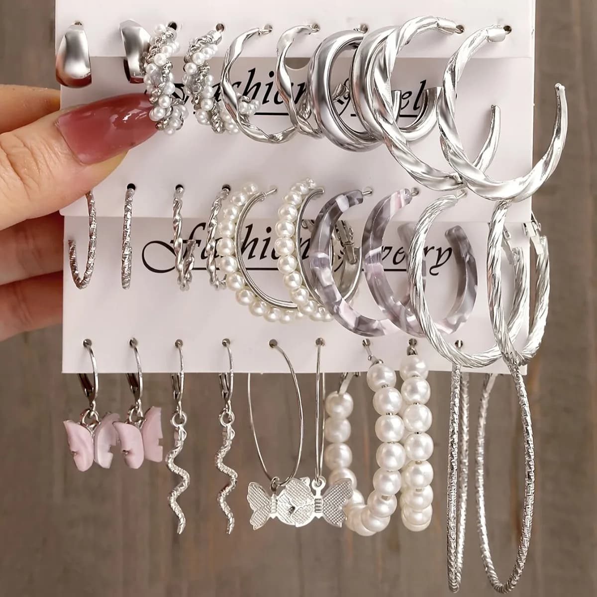 Set di orecchini con catena a C con perla a farfalla | Gioielli di lusso leggeri ed eleganti per le donne | Chic e versatile per l'uso quotidiano e per le feste