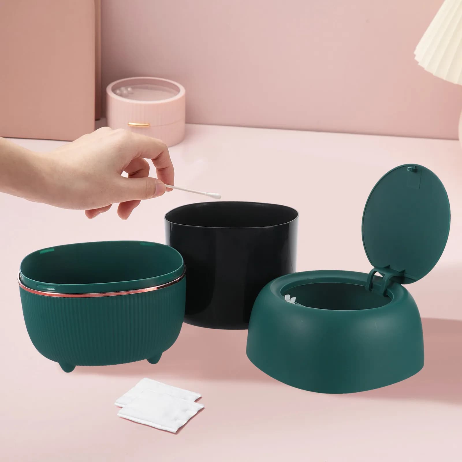 Cestino da scrivania con coperchio ribaltabile, mini contenitore per rifiuti in plastica, grazioso cestino compatto da tavolo per ufficio e casa