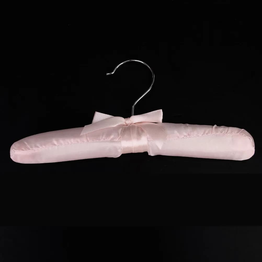 Set di 5 appendiabiti in raso rosa, imbottiti, con tessuto liscio e setoso, nucleo in spugna flessibile e gancio cromato per capi delicati