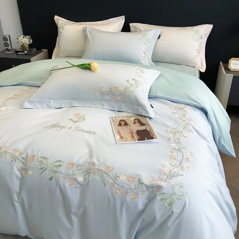 Nuovo Set di quattro pezzi in cotone delicato sulla pelle di lusso semplice e leggero di fascia alta semplice ricamo biancheria da letto giglio