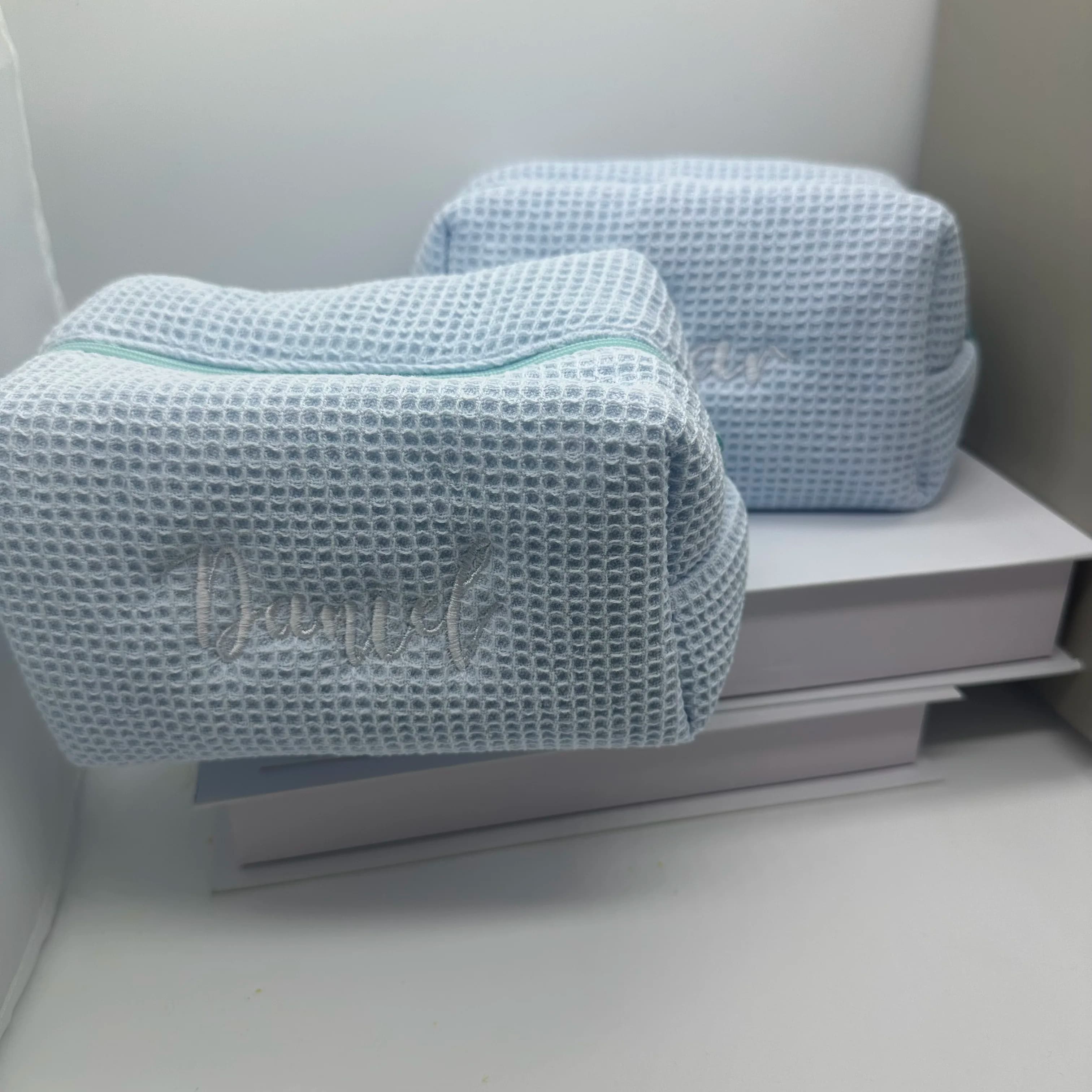 Blu piccolo waffle ricamo nome compagno damigella d'onore regalo a mano regalo di nozze borsa per trucco personalizzata borsa per riporre la borsa