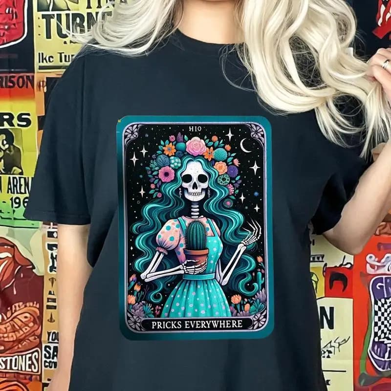 Pricks Everywhere T Shirt Scheletro Tarocchi Gotico Floreale Scuro Cactus Botanico Carta d'arte Mistica