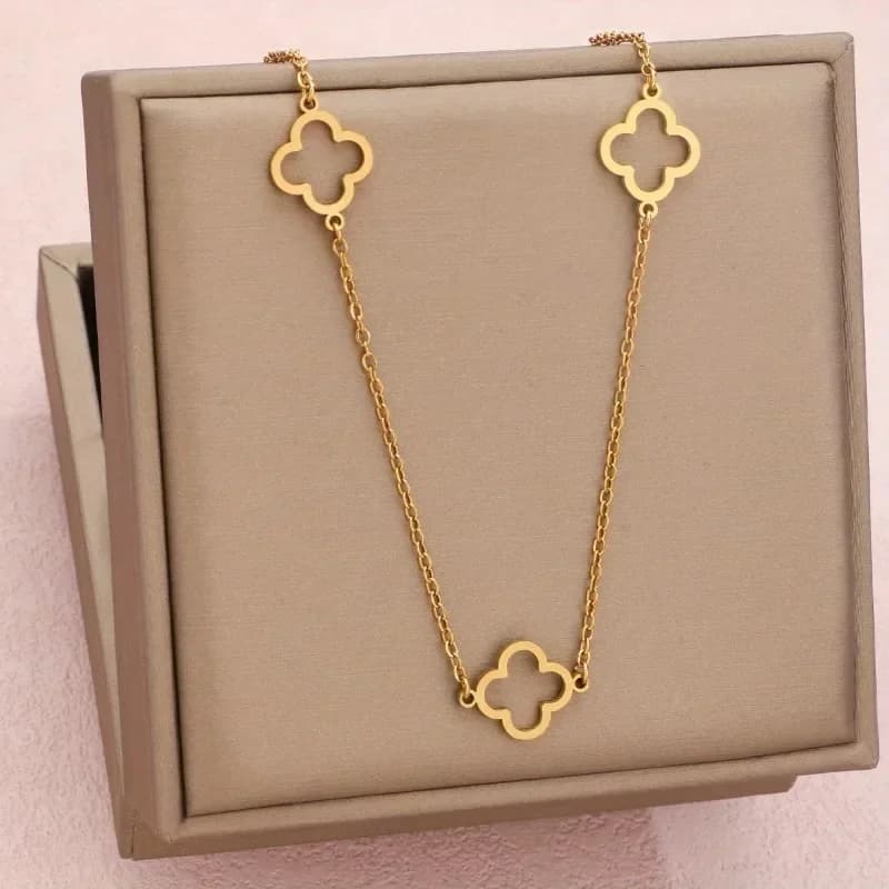 Collana da donna raffinata e dolce, popolare collana in acciaio inossidabile con design a trifoglio cavo, semplice e alla moda.