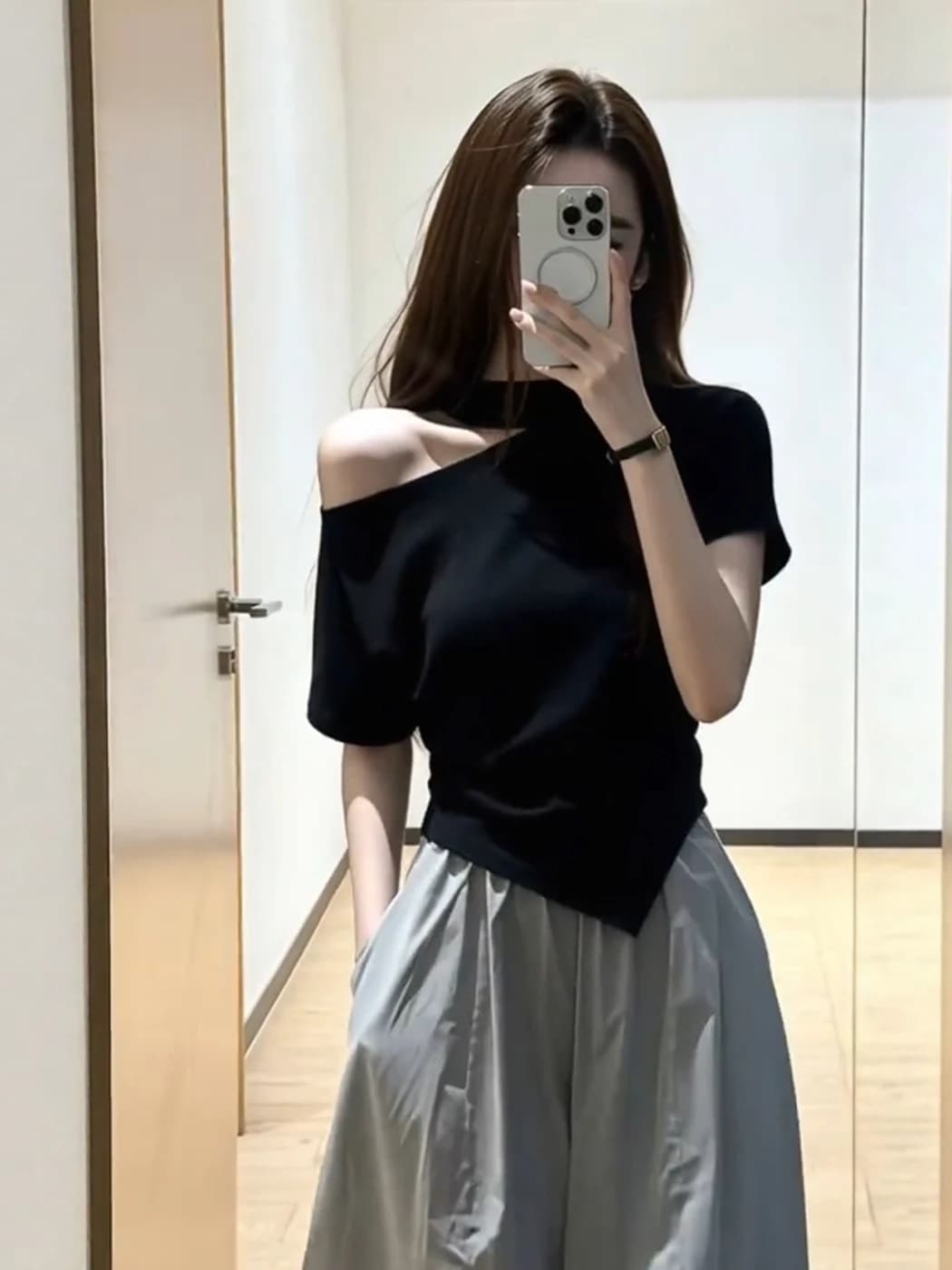 T-shirt a maniche corte con spalle scoperte nera irregolare in stile coreano, design estivo giovanile e versatile da donna