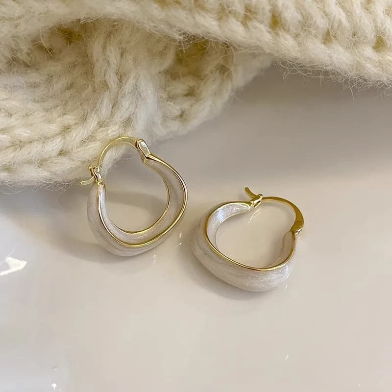 Nuovi orecchini eleganti - orecchini a cerchio semplici da donna, con un design di lusso discreto e di nicchia, dotati di anelli per le orecchie di alta gamma.