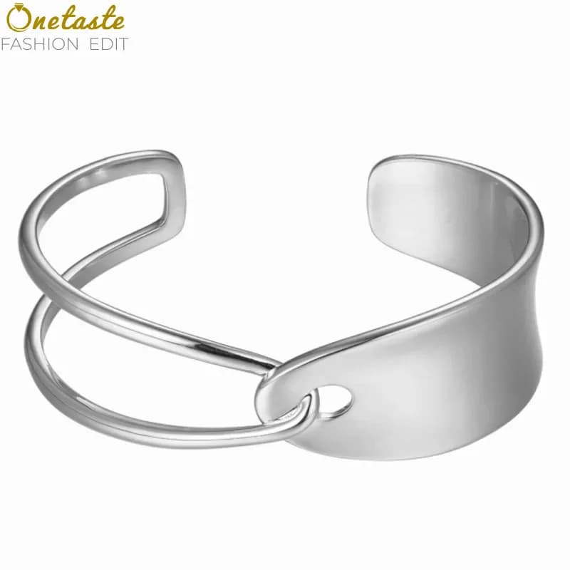 Bracciale a polsino interconnesso curvo e con struttura a maglie miste, colore argento lucido, per donna, base in ottone lucidato a specchio, bracciale aperto spesso e largo 22 mm