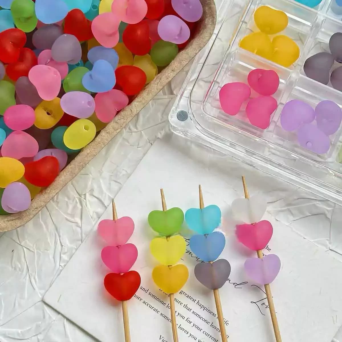 30 pezzi/lotto Perline acriliche opache multicolor a forma di cuore per la creazione di gioielli fai da te, braccialetti, collane e accessori con perline