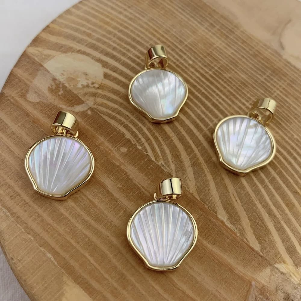 Moda MOP Shell ciondolo naturale madreperla conchiglia a forma di ventaglio Charms per gioielli che fanno orecchini fai da te accessori per collana