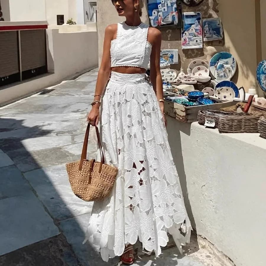 Completo Estivo da Donna in Pizzo Floreale Bianco Ricamato, Top Corto Senza Maniche e Gonna Lunga a Vita Alta, per Spiaggia, Matrimoni e Vacanze