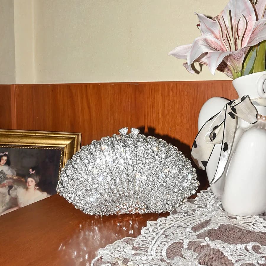 Borsa da pranzo francese creativa lucida con conchiglia piena di diamanti, temperamento semplice, leggera, di lusso, con pochette in cristallo ad alto senso