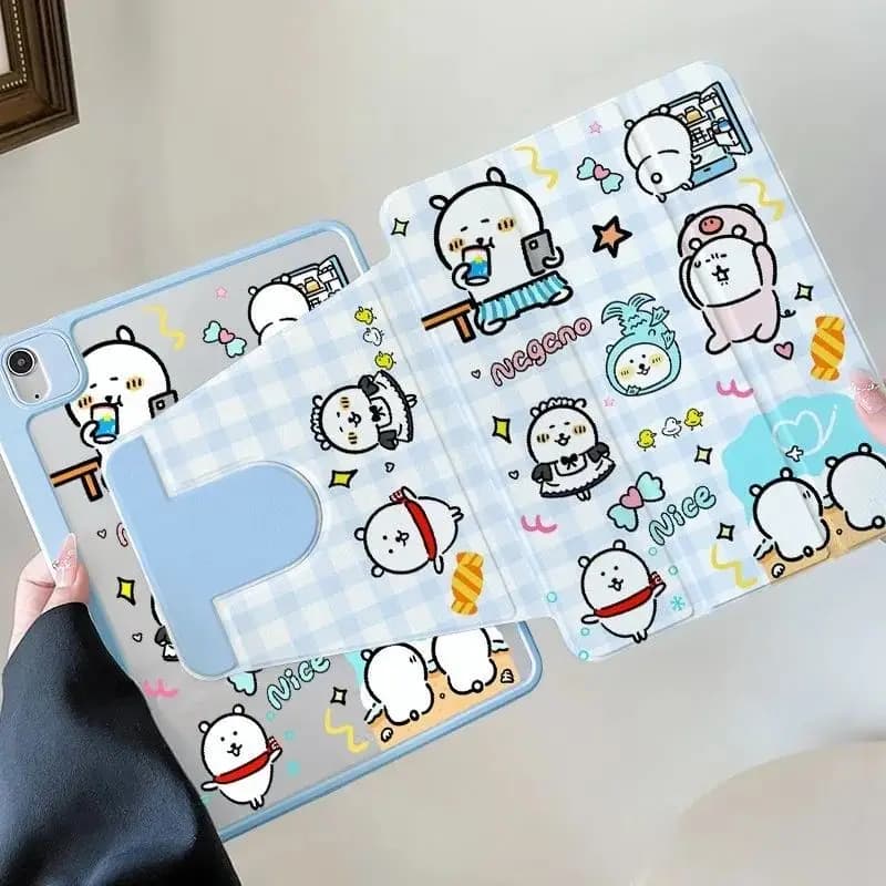Custodia per Tablet Girevole a Tre Pieghe Anime Chiikawa con Orso Autodepreciantesimo, Compatibile con iPad AIR MINI 8 9 10, con Vano Porta Penna, Stile Cartone Animato Kawaii