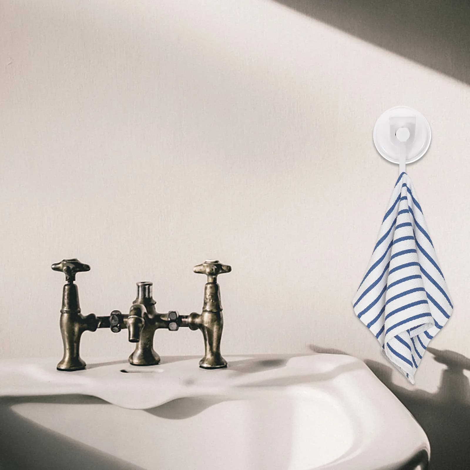 Heavy Duty Suction Hook Reusable No Punch Multi-Purpose Suction Cup Hook for Bathroom Shower Wall Hanging Towel Holder Storage