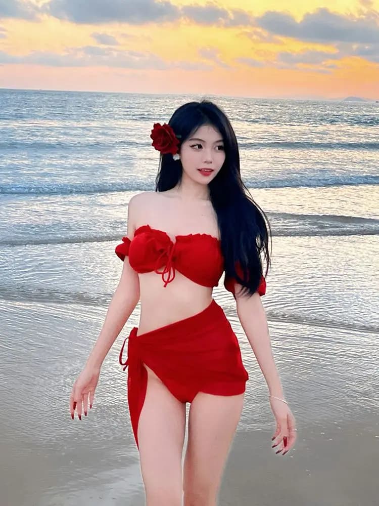 Costume da bagno tre pezzi rosso di tendenza 2026 da donna, sexy bikini con lacci e copricostume floreale da spiaggia