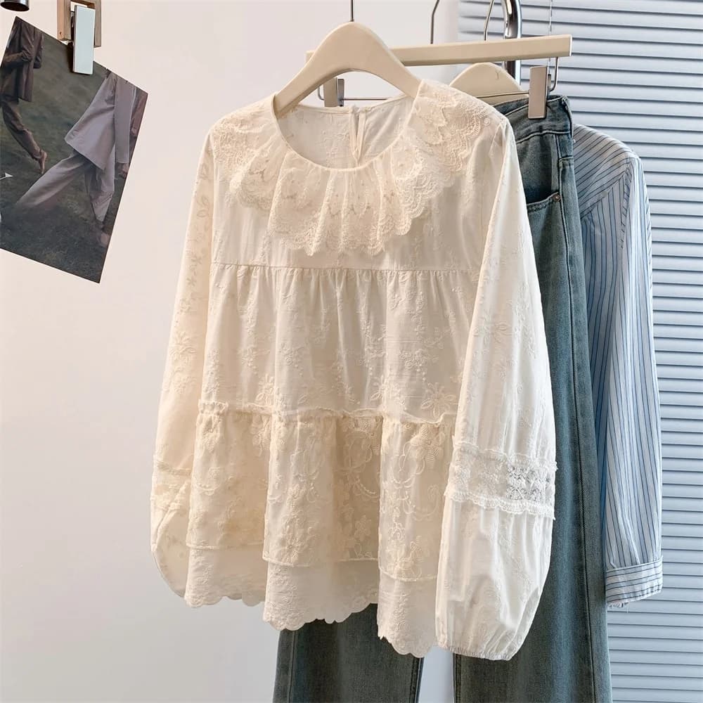 Nuova Collezione Primavera-Estate: Camicetta in Cotone e Lino con Colletto Plissettato, Ricamo a Gancio e Dettagli in Pizzo, Tinta Unita