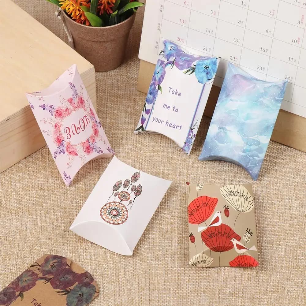 10 pezzi Mini confezione regalo cuscino di carta imballaggio Stock compleanno festa di nozze regalo scatola di carta modello albero foglia scatola regalo stile moda
