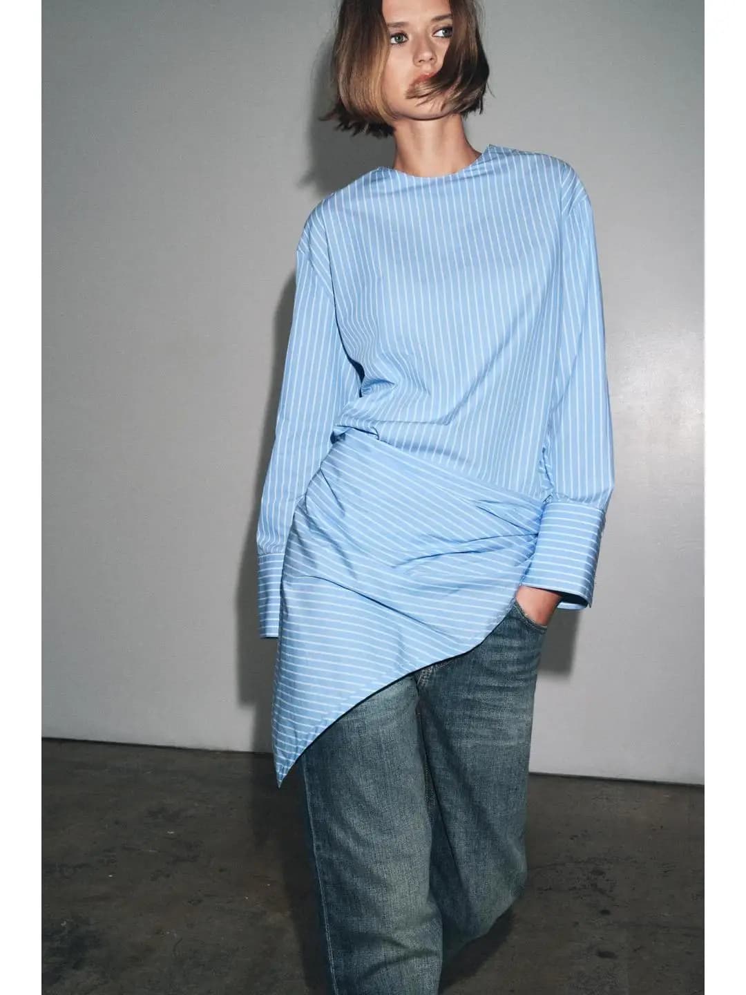 Multipurpose romantic striped shirt with round neckline and straight cut, French style, for the first fall, for woman, for work and warehouse.