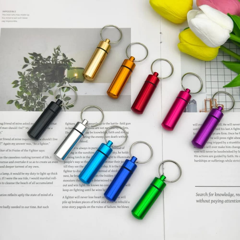 Mini Portapillole Portatile a Forma di Portachiavi, Contenitore Impermeabile in Metallo per Compresse, Medicinali, Vitamine, Oli di Pesce, Ciondolo Portachiavi