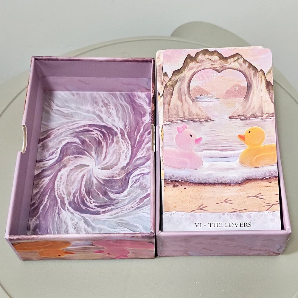 Carta in cartoncino a doppia goffratura 12*7 cm Tarot of Tides: The Adventures of A Duck Named Bob ― Mazzo di tarocchi unico da 78 carte in scatola rigida
