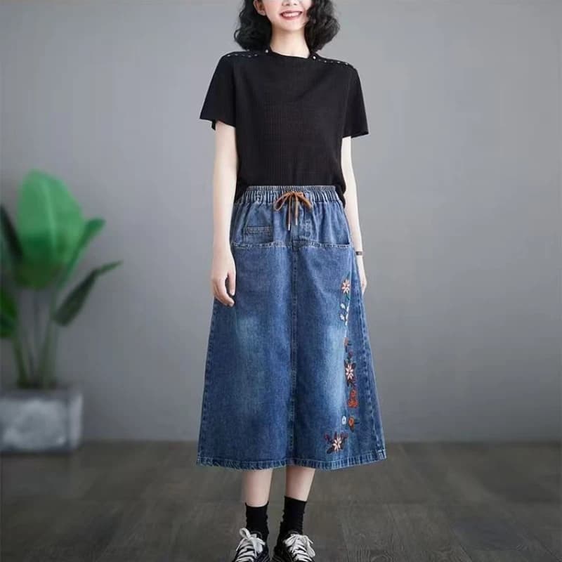 Gonna midi in denim da donna con elastico in vita, ricamata, a tubino, con spacco posteriore, che valorizza la figura a forma di pera, lunghezza sopra il ginocchio