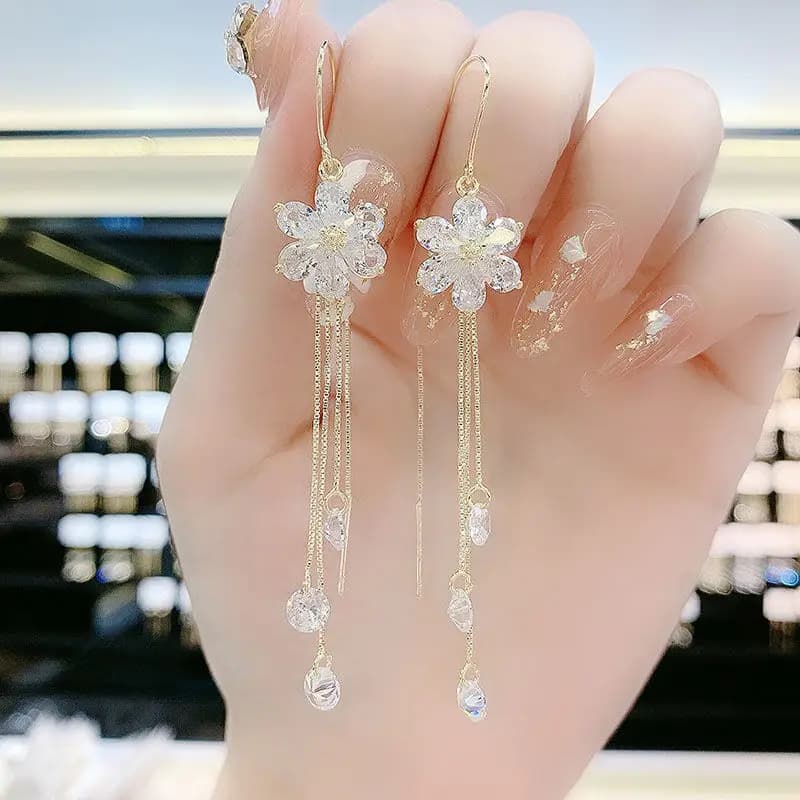 Orecchini pendenti con nappa a forma di fiore in zircone di cristallo di lusso per le donne Squisito zircone lucido con fiocco di neve Orecchino lungo Gioielli per feste di nozze
