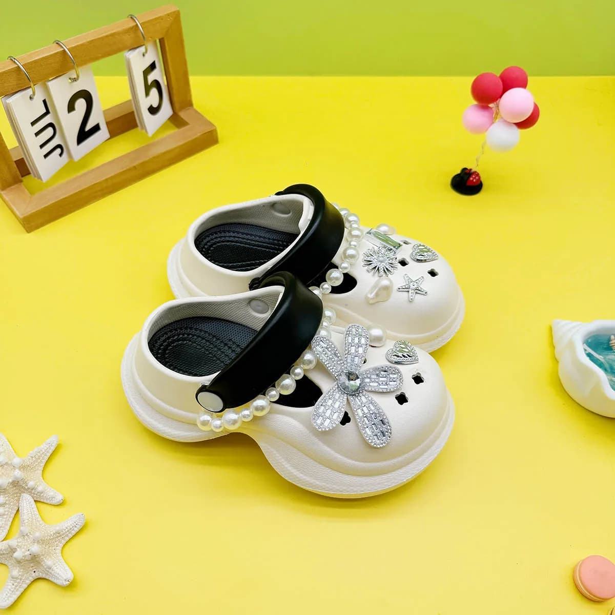 Nuovi Zoccoli con Catena di Perle e Fiori di Cristallo per Bambini e Bambine, Ciabatte Moda Outdoor Genitore-Figlio, Scarpe Antiscivolo con Punta Chiusa e Rialzo 850
