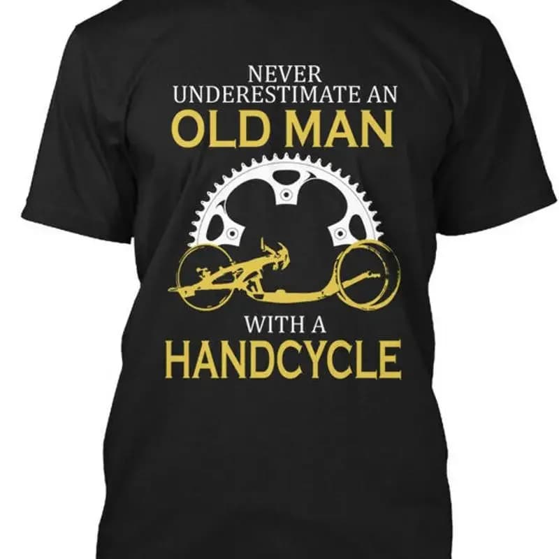 Maglietta Old Man With A Handcycle con stampa 'Never Underestimate An', prodotta negli USA, taglie dalla S alla 5XL