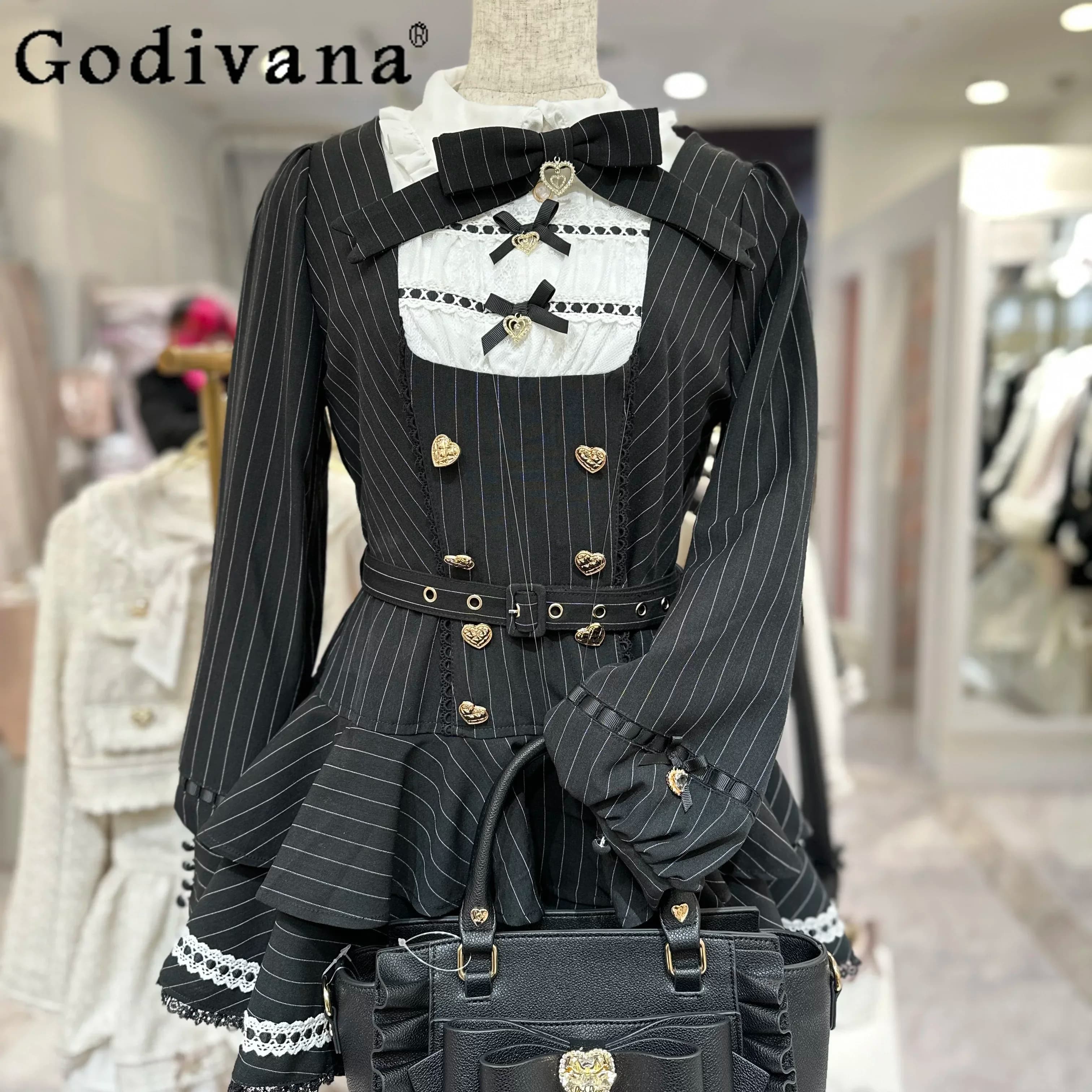 Set di vestiti giapponesi Liz, grazioso set da 2 pezzi Lolita da donna con colletto a bambola, cintura a farfalla, fibbia a cuore, top a maniche lunghe a righe e pantaloncini.