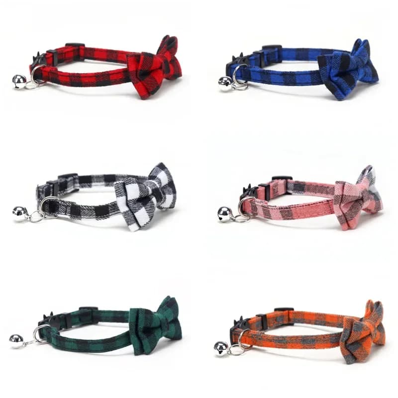 Collare per Gatti con Campanello e Papillon, Motivo a Quadretti Natalizio Rosso, Elastico Regolabile, Collare per Cani con Fiocco e Campanellino per Gatti