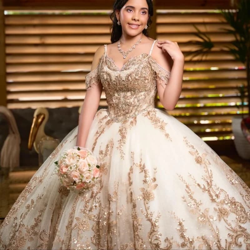Abito Quinceanera champagne lucido con decalcomania glitter di cristallo con spalle scoperte Coda lunga abiti da 15 Quinceanera Personalizza