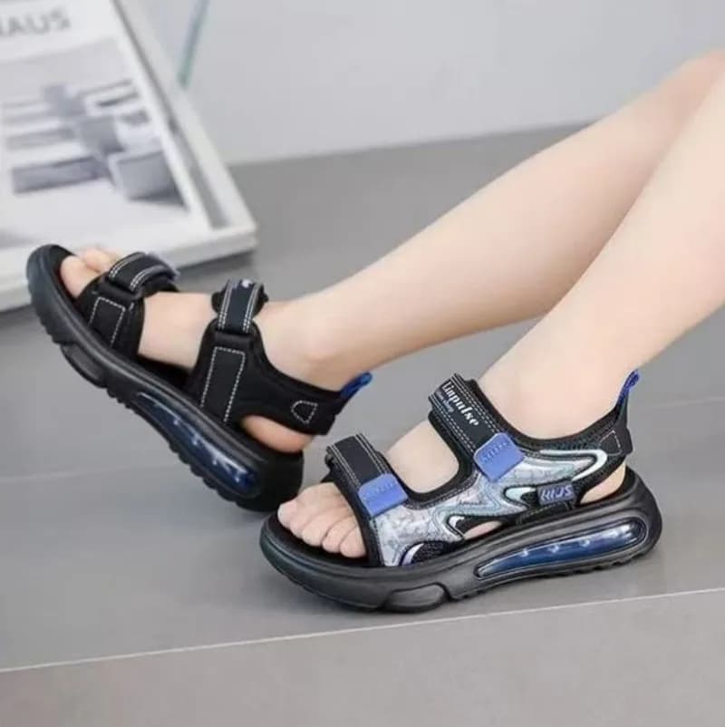 Sandali sportivi casual traforati da ragazzo per l'estate 2026. Nuovo stile. Antiscivolo e traspirante. Con suola morbida da spiaggia imbottita in aria