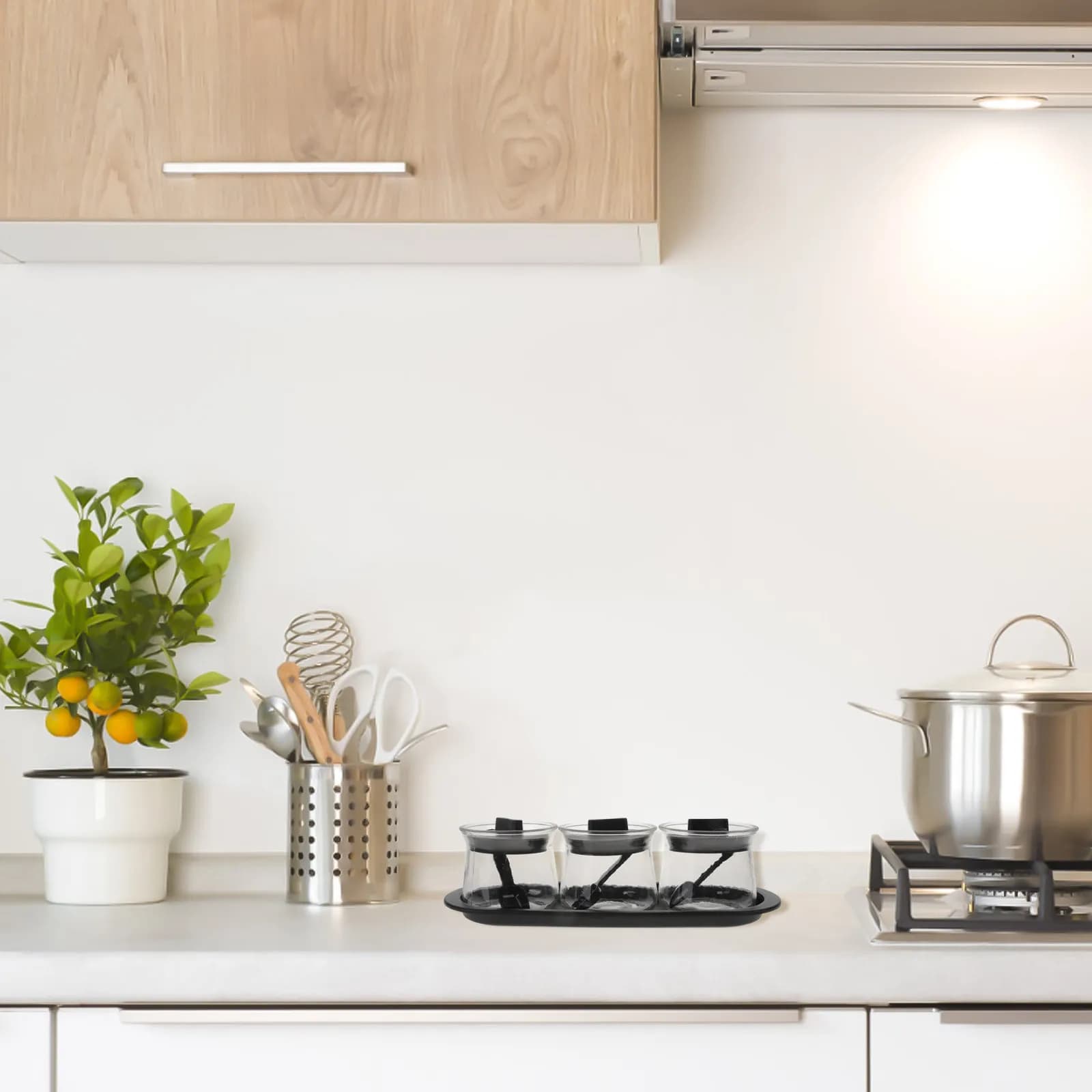 Set di 3 Barattoli Premium per Condimenti, Bottiglie in Vetro Trasparente con Coperchio, Vassoio e Cucchiaio per Organizzazione e Conservazione in Cucina, Elegante