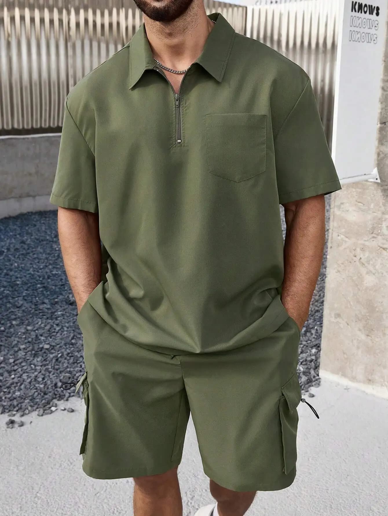 Set da uomo con camicia a tinta unita con colletto con cerniera e pantaloncini cargo
