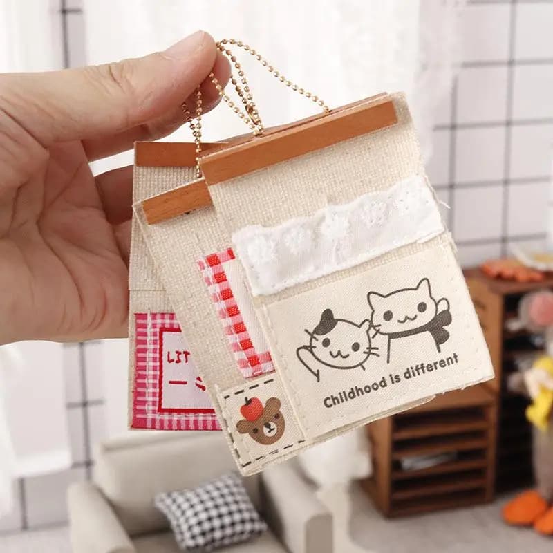 1/12 Mini borsa portaoggetti da parete carina per casa delle bambole Tasche appese Accessori per la decorazione della scena della casa delle bambole Prozioni fotografiche di micro scene