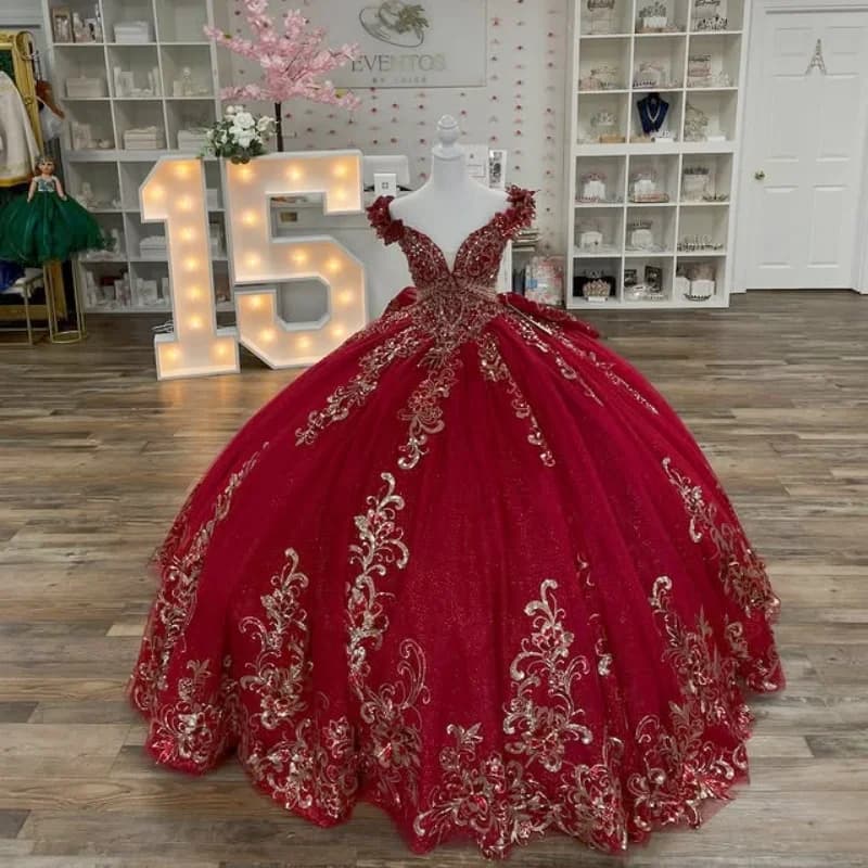 Abito Quinceanera rosso lucido con spalle scoperte Decalcomania di cristallo glitterato Coda lunga Fiocco Abiti da 15 Quinceanera Personalizza