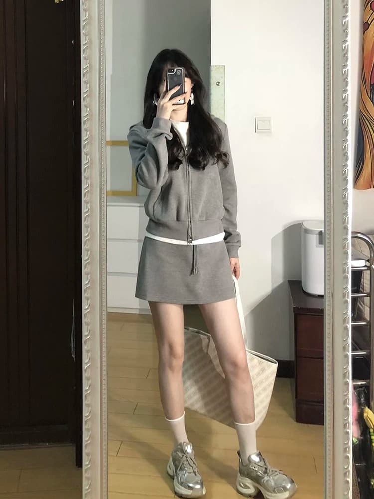 Set due pezzi in stile americano con felpa grigia con cappuccio e gonna, abbigliamento sportivo casual ampio e snellente, set moda autunnale da donna