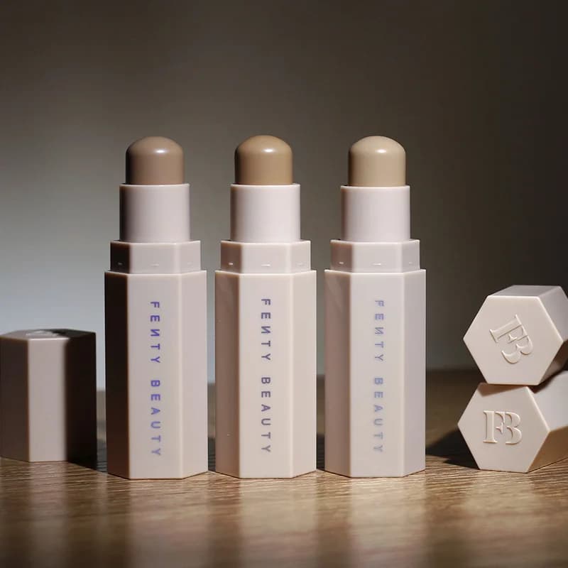 Stick Contorno Viso Fenty Beauty, Correttore e Illuminante, Stick per Ombreggiatura, Effetto Opaco Naturale, Trucco Viso