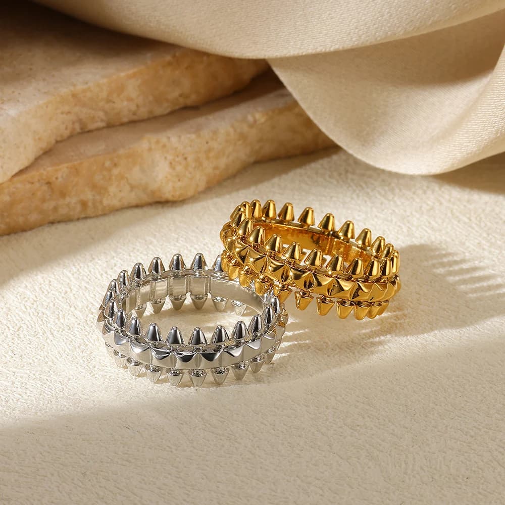 Anelli in acciaio inossidabile con proiettile rivettato stile design 2025 per le donne Anello creativo color oro punk Regalo di gioielli con dito a superficie larga