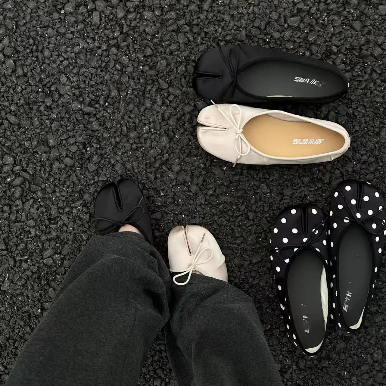 Scarpe basse da donna con punta divisa stile balletto francese, nuovo modello primavera 2026, in raso con fiocco, a punta tonda e fantasia a pois