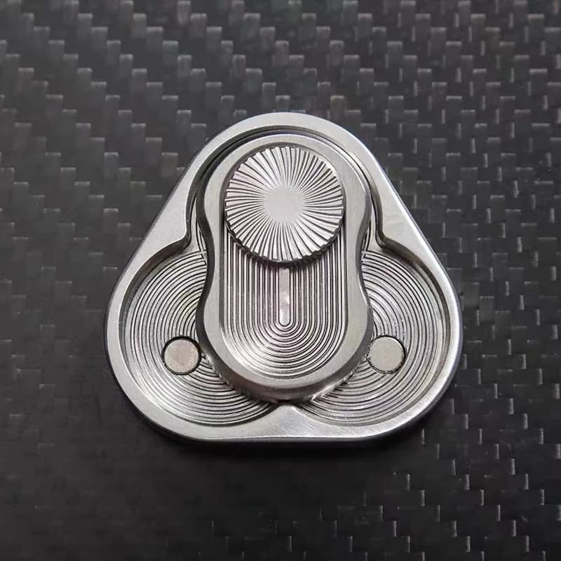 Triangolare in metallo Fidget Spinner Giocattolo Sensoriale Antistress Tasca portatile Sollievo dall'ansia Gioco da ufficio silenzioso per adulti Bambini