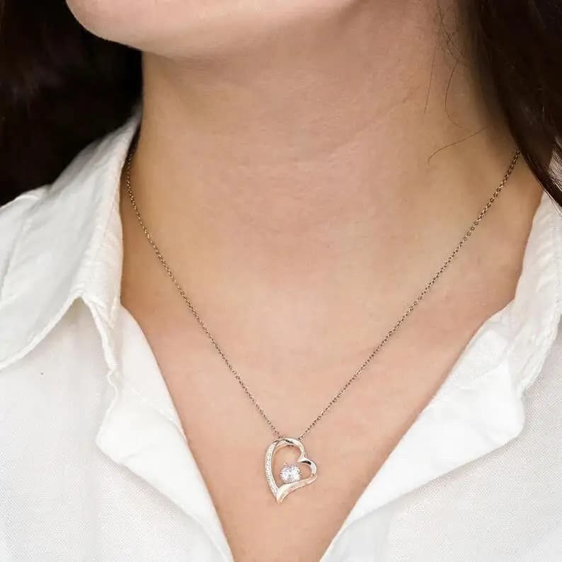 Collana da Donna con Ciondolo a Cuore, Semplice Catena per Clavicola, Cuore Eterno con Diamante, Collana con Cuore Traforato
