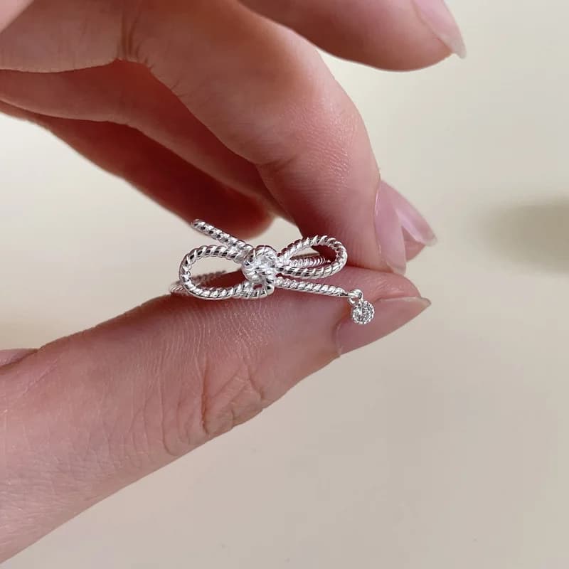 Anello di perle con papillon per donna, alla moda, lusso leggero, design di nicchia, versatile, sensazione di fascia alta, nuovo modello 2024