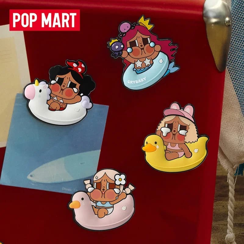 POPMART CRYBABY Serie Vacation Mode On, Magneti per Frigorifero, Giocattoli Blind Box, Action Figure Anime Kawaii, Sacchetto Sorpresa Misterioso
