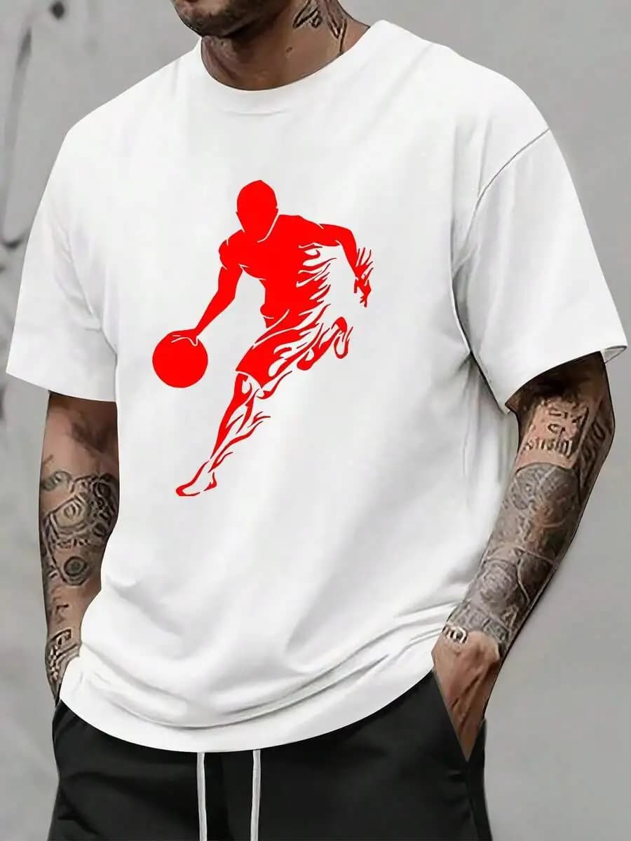 T-shirt da uomo in cotone a maniche corte con scollo rotondo, grafica di un giocatore di basket che dribbla e motivo a fiamma, per abbigliamento sportivo casual.