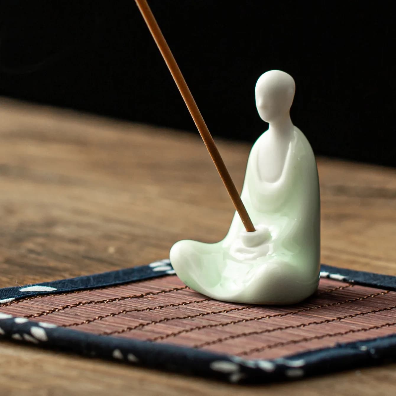 YXYMCF Ceramic Small Buddha Incense Burner Zen Buddist Decor Ornaments Tea Room Yoga Household Sandalwood Stick Incense Holder
