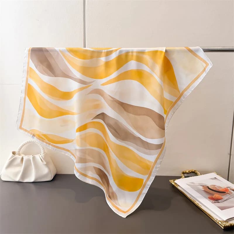 Nuovo foulard quadrato in seta colorata di lusso per donna, elegante hijab da donna, sciarpa morbida in seta satinata per viaggi e spiaggia