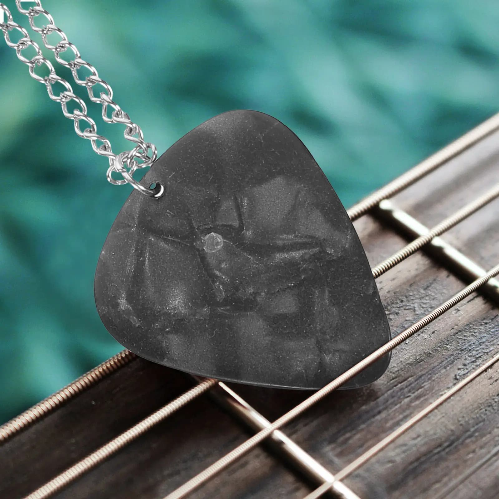 Collana con plettro da chitarra in metallo, ciondolo plettro per basso in acciaio inossidabile, regalo portatile per chitarristi, ciondolo musicale da maglione