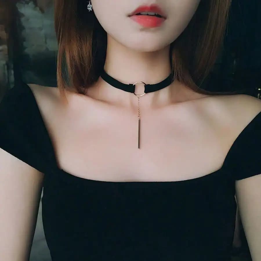 Collana girocollo da donna in velluto nero con ciondolo a barra in metallo, gioiello minimalista geometrico con anello a O, ideale per tutti i giorni e feste, regalo perfetto.