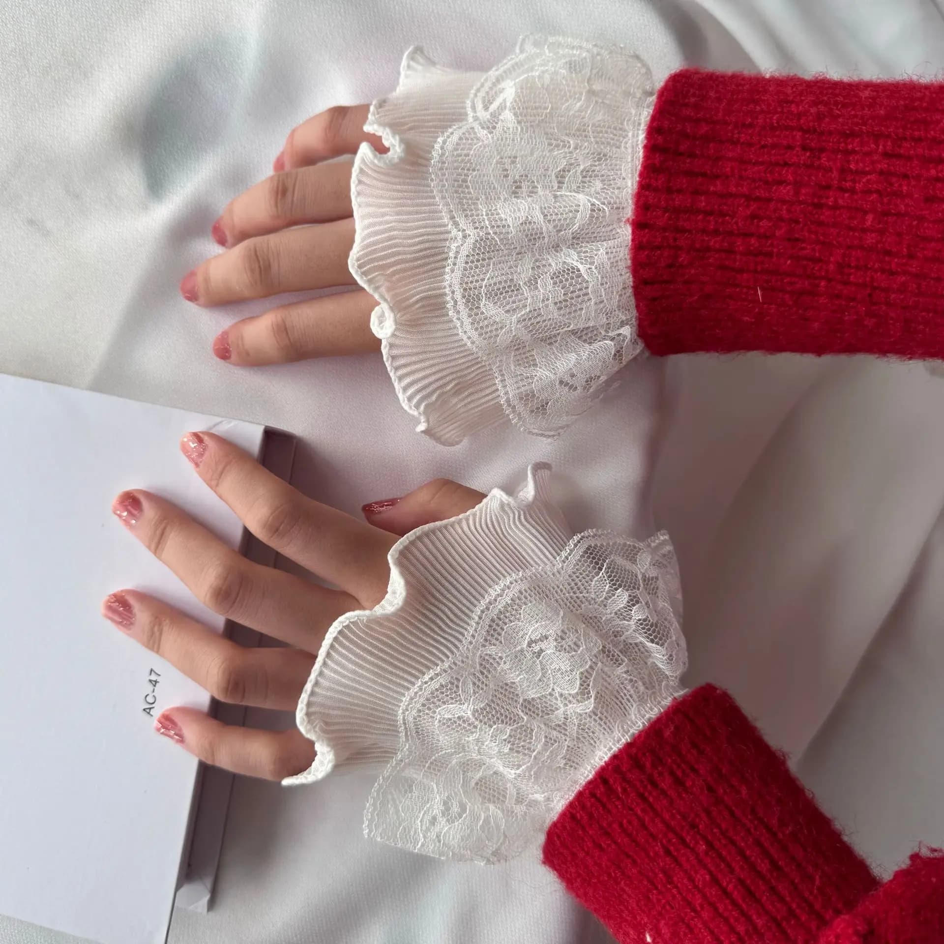 Made from Stackable wrist with Embroidery in Lace, Elegant Design Corno for Shirts and Knits, Simple Fashion Accessories